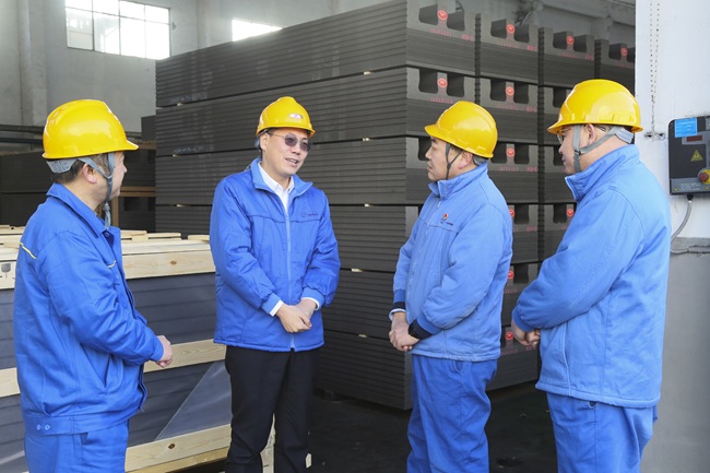 黨委書(shū)記、董事長(zhǎng)黃小寧春節(jié)前到生產(chǎn)一線(xiàn)慰問(wèn)