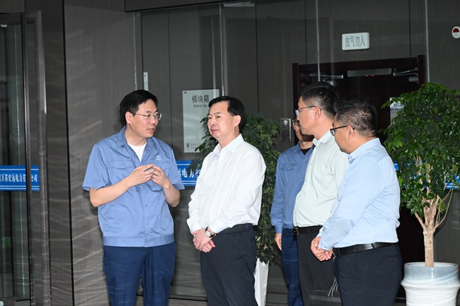 洛陽(yáng)市發(fā)改委黨組書(shū)記、主任關(guān)宇飛一行到萬(wàn)基控股集團(tuán)調(diào)研